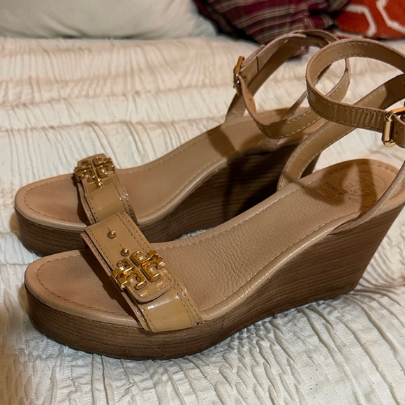 Tory Burch Tan Sandals with Gold Details - Picture 2 of 5